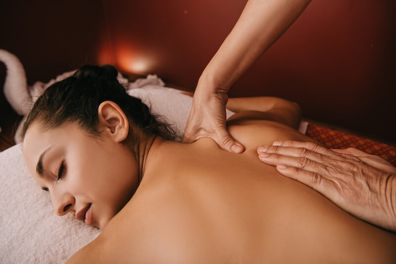 Das Bild zeigt eine Frau, die im Spa Hotel Warnemünder Hof eine klassische Massage für Rücken und Schultern erhält.