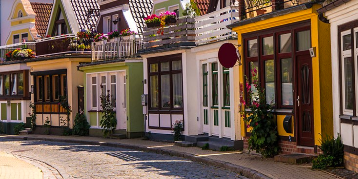 Alexandrinenstraße in Warnemünde mit den charakteristischen bunten, kleinen Häusern