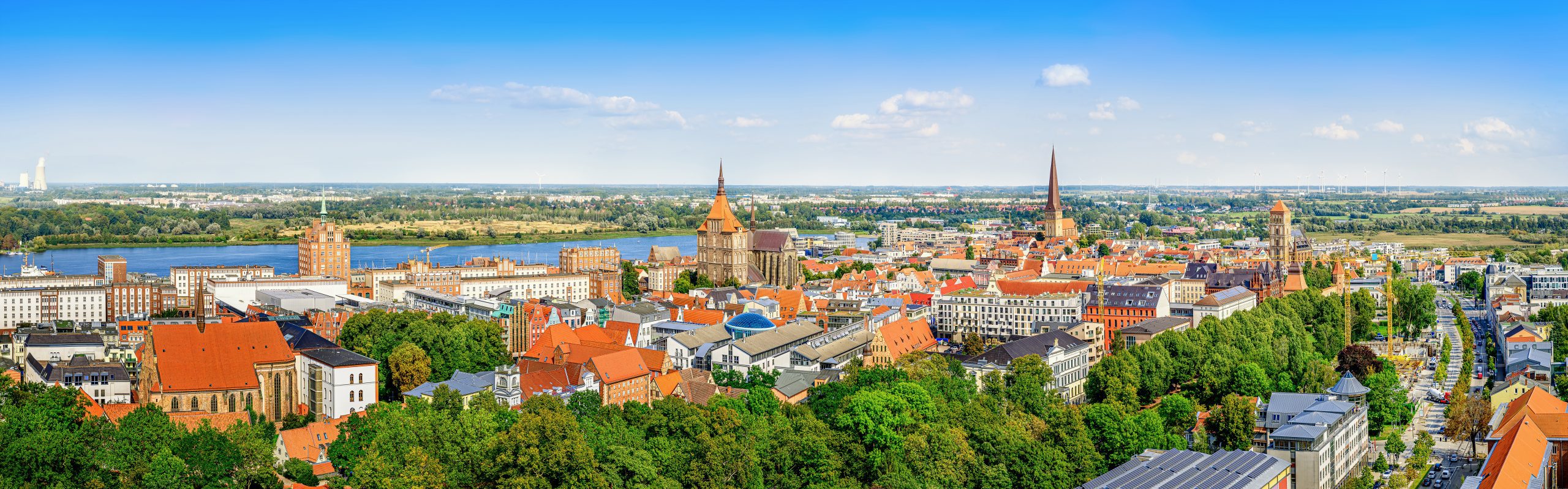 Überblick über Rostock mit Altstadt und Hafen