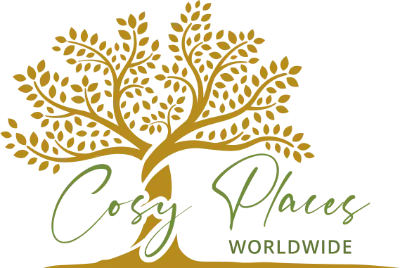 Das Logo von Cosy Places Worldwide zeigt schematisch einen goldenen Baum mit Laubblättern, durch dessen Stamm der Schriftzug "Cosy Places Worldwide" geschrieben wird.