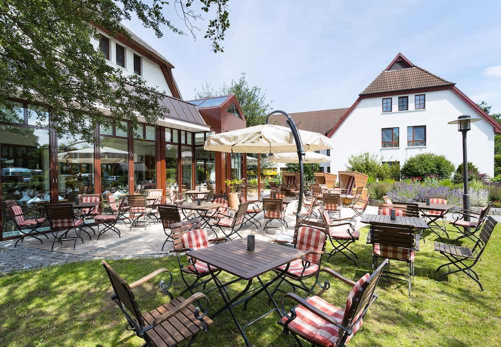 Das Bild zeigt die Außenaufnahme vom Warnemünder Hof, einem 4 Sterne Hotel in ruhiger Lage an der Ostsee.